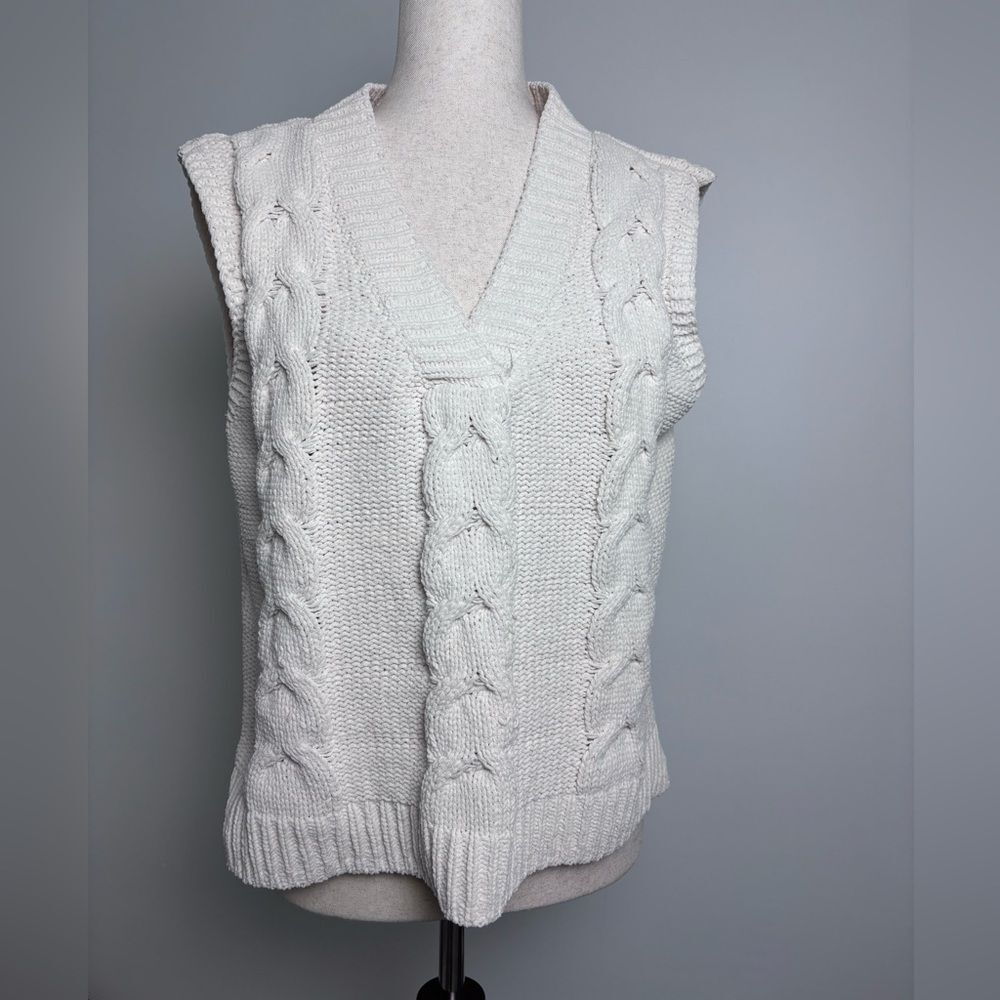 Moon & Madison size Large Sweater Vest Cream / White